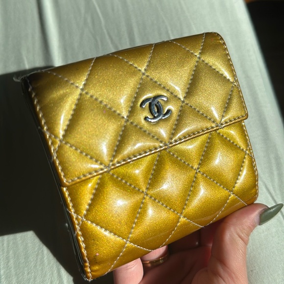 CHANEL 2012 PATENT LEATHER DIAMOND STITCH COMPACT WALLET - Picture 15 of 15